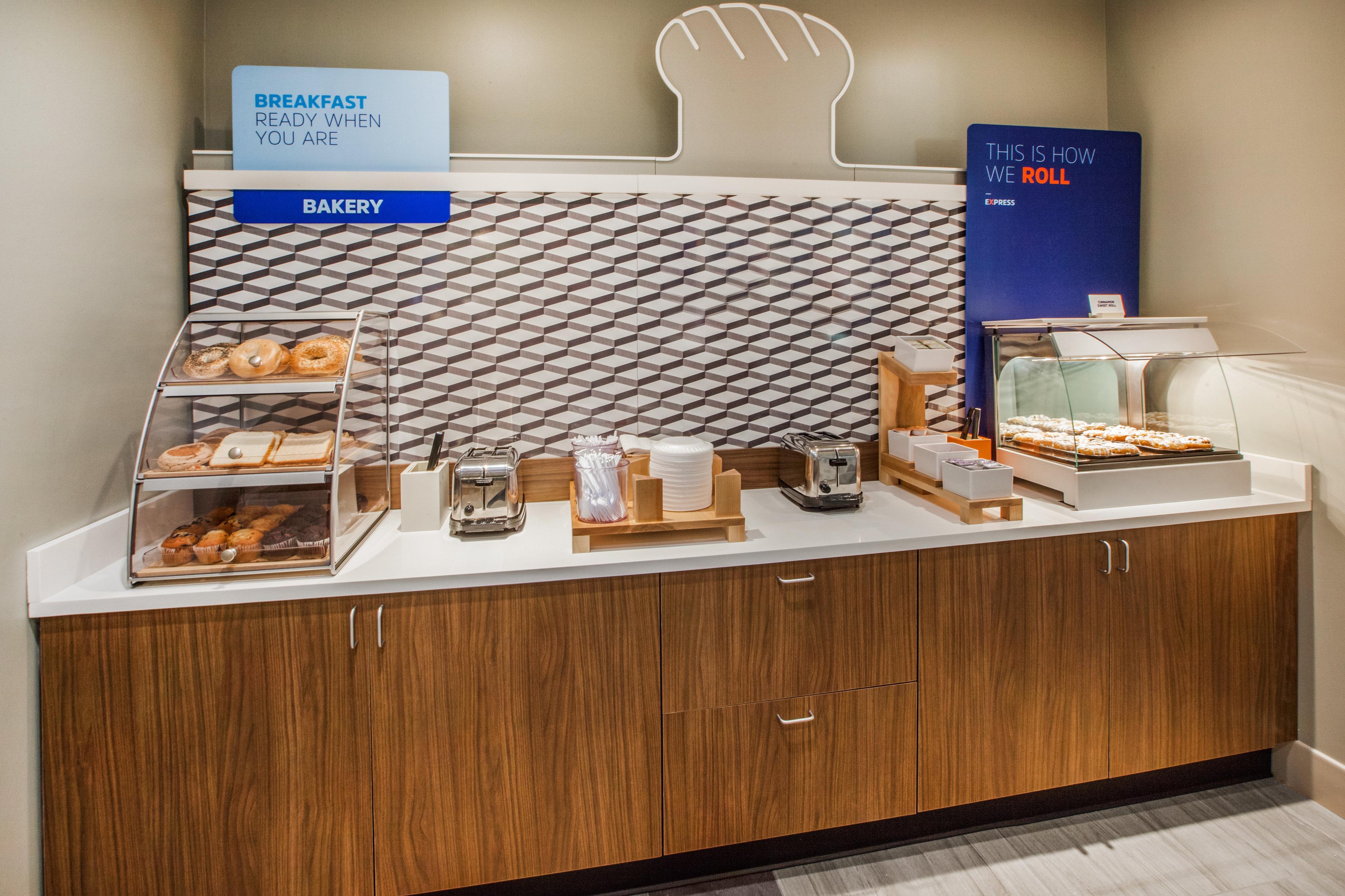 Holiday Inn Express Hotel & Suites Bismarck By Ihg Exterior foto