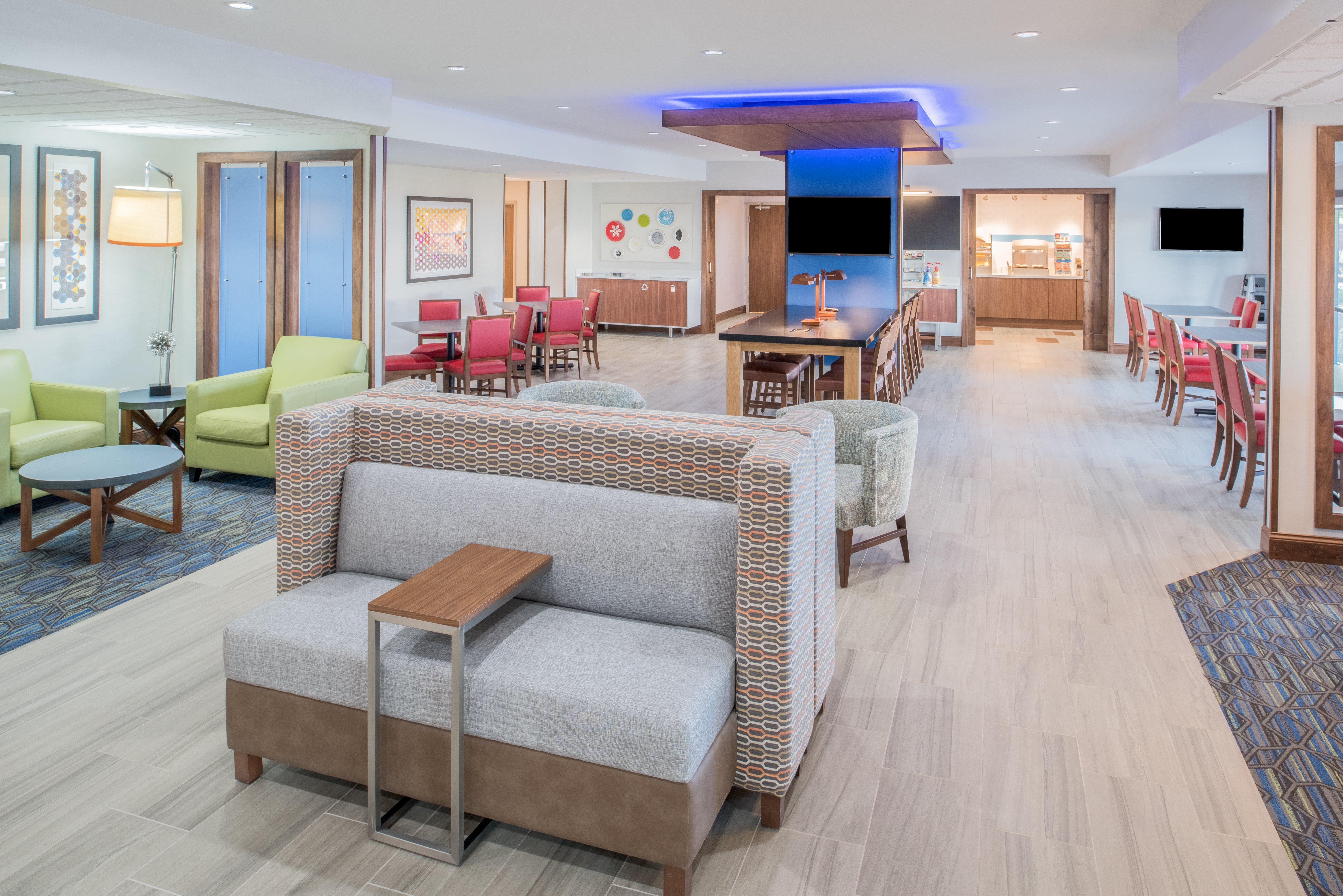 Holiday Inn Express Hotel & Suites Bismarck By Ihg Exterior foto