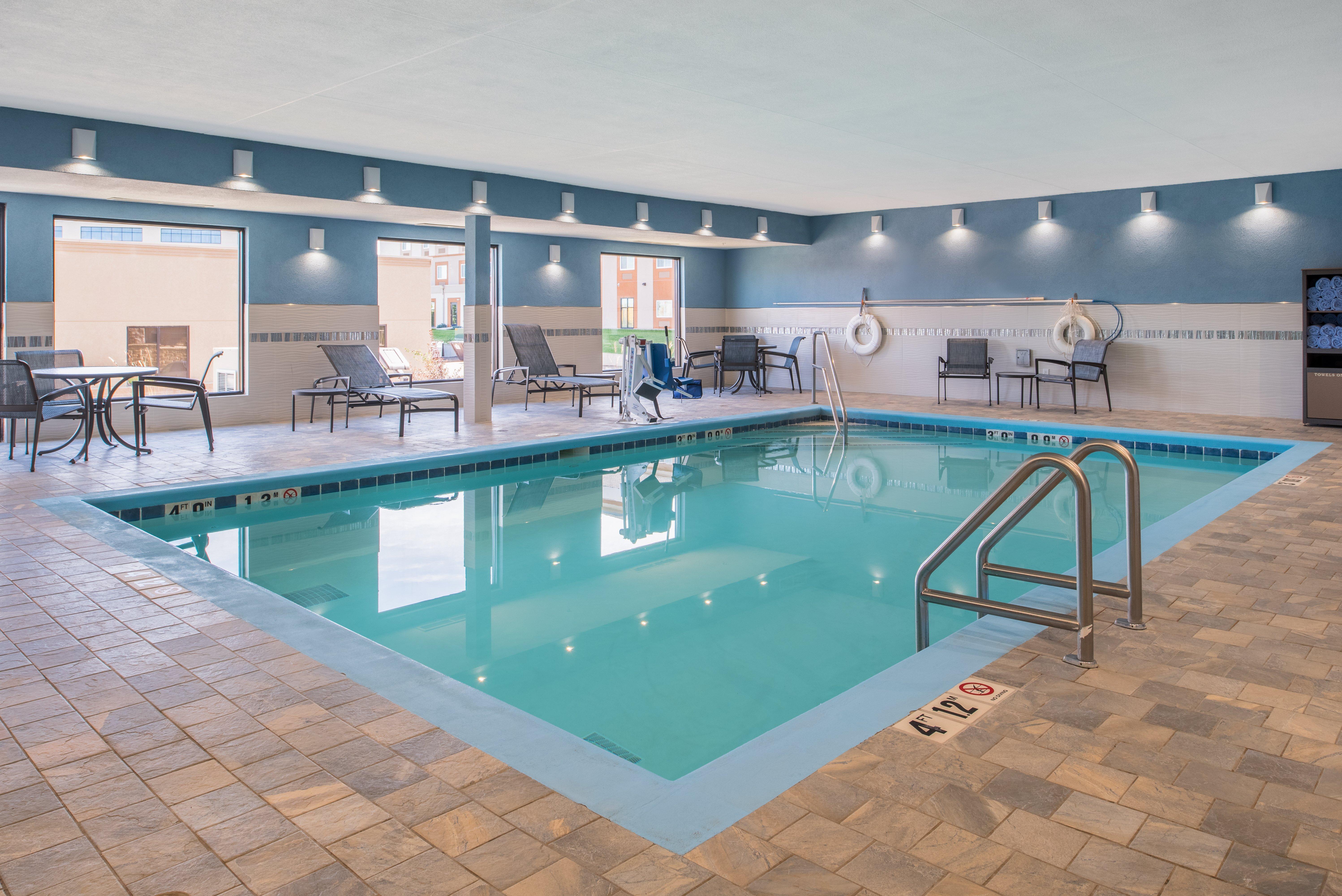 Holiday Inn Express Hotel & Suites Bismarck By Ihg Exterior foto
