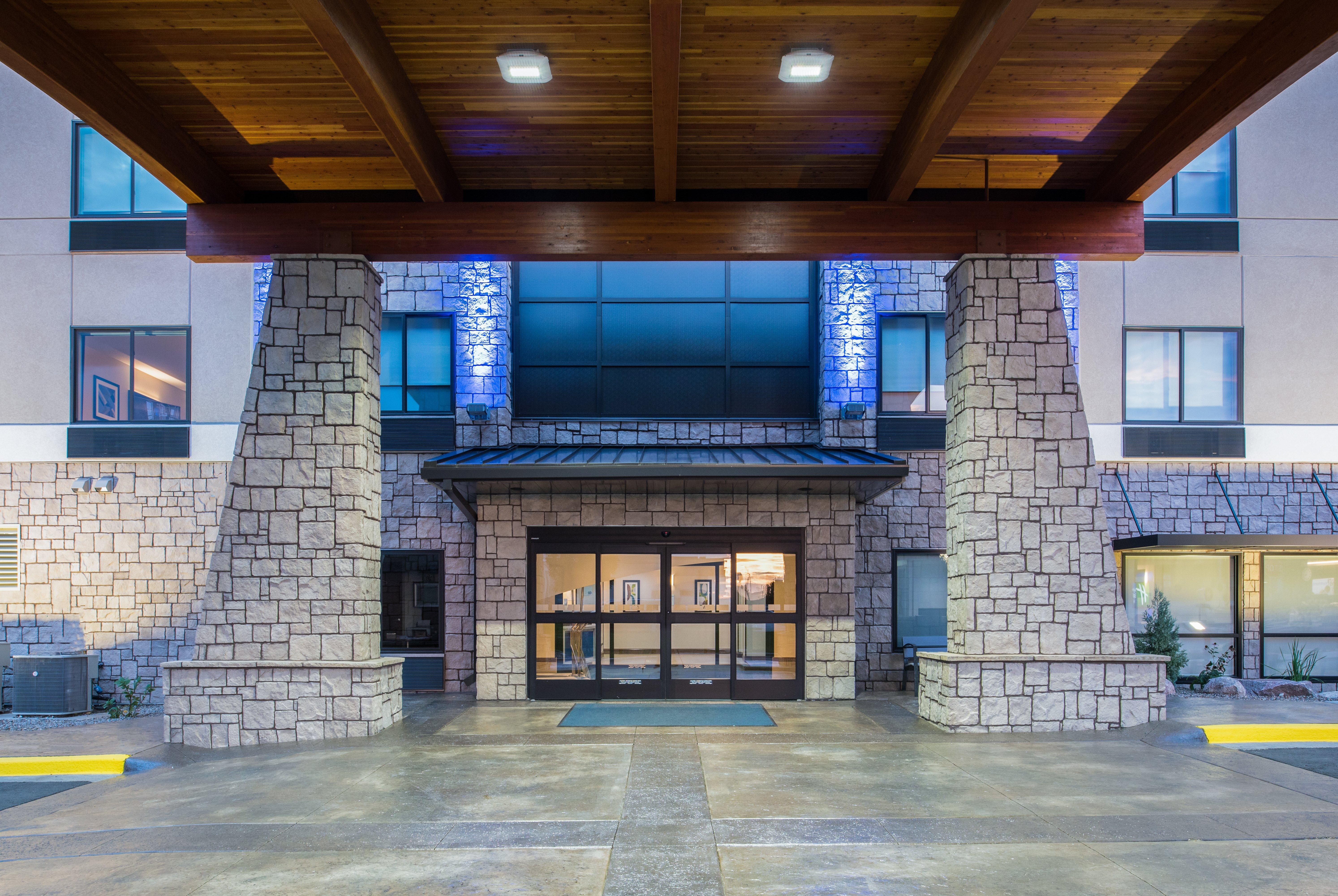 Holiday Inn Express Hotel & Suites Bismarck By Ihg Exterior foto