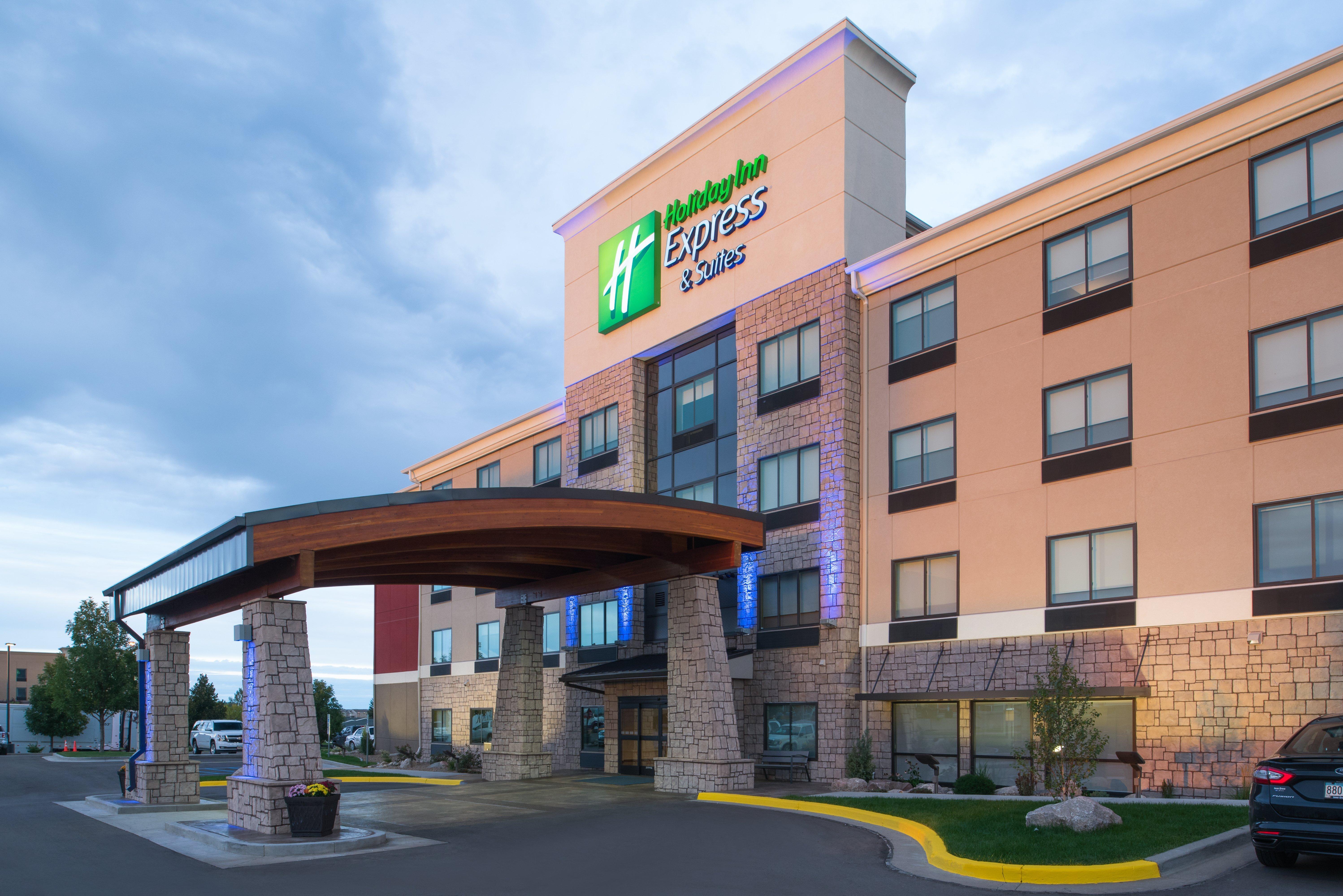 Holiday Inn Express Hotel & Suites Bismarck By Ihg Exterior foto