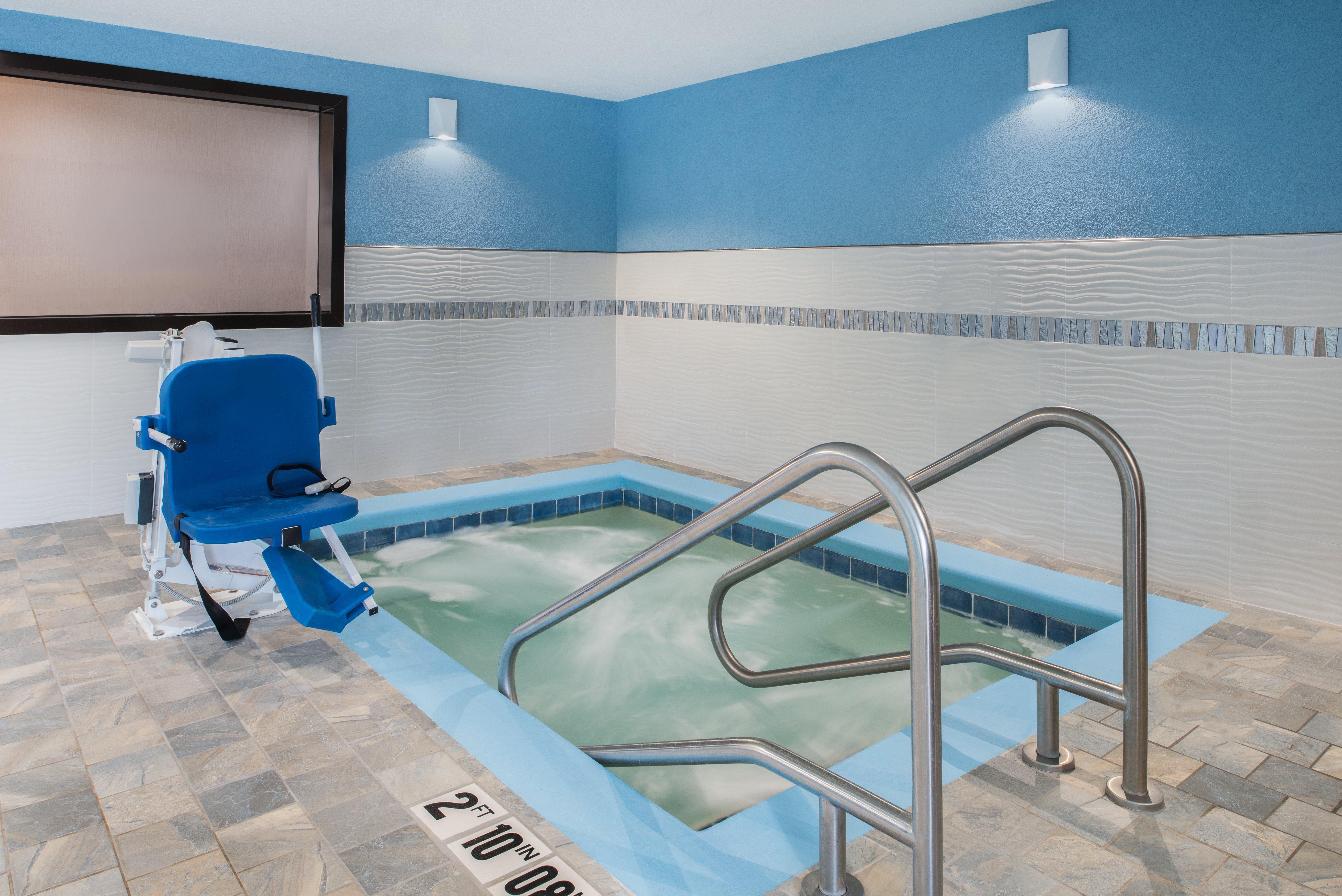 Holiday Inn Express Hotel & Suites Bismarck By Ihg Exterior foto