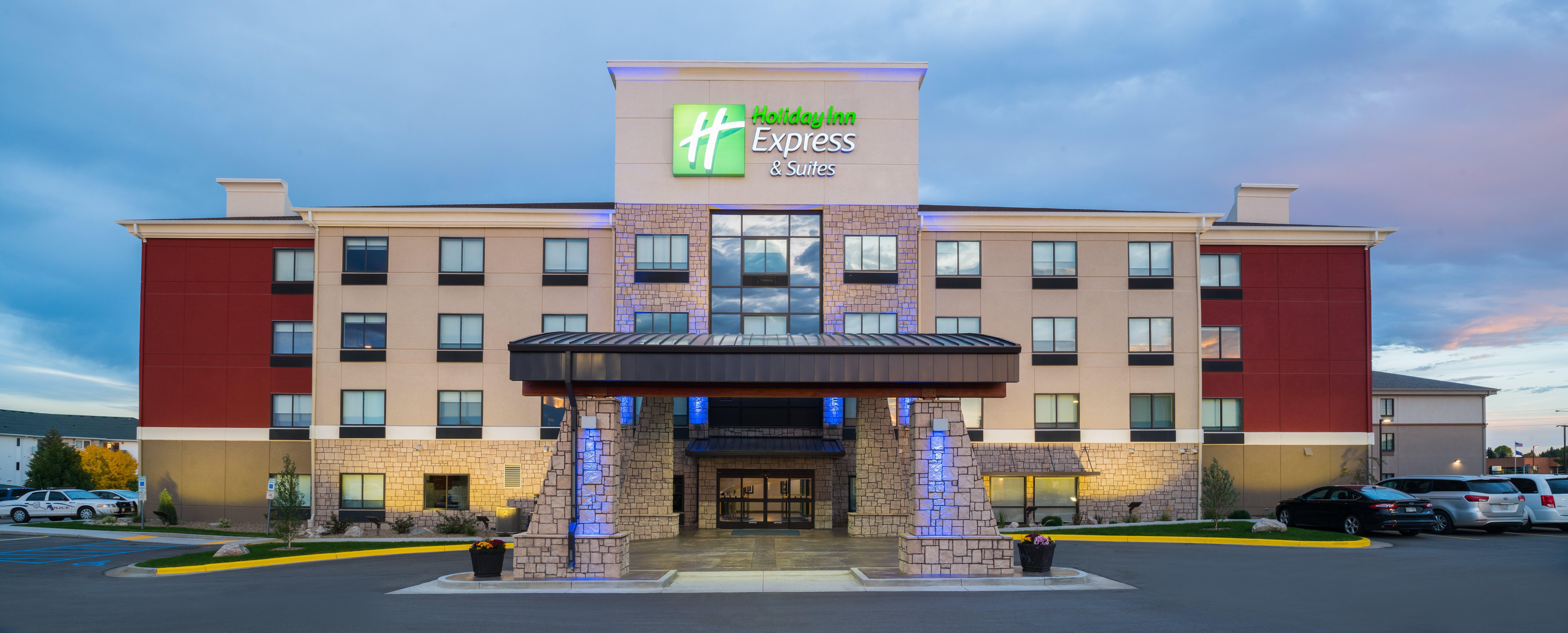 Holiday Inn Express Hotel & Suites Bismarck By Ihg Exterior foto