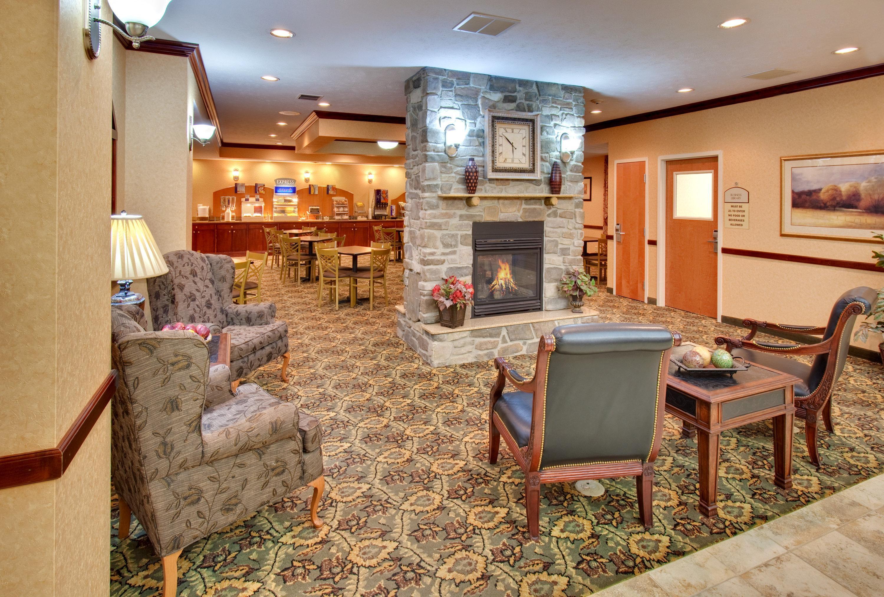 Holiday Inn Express Hotel & Suites Bismarck By Ihg Exterior foto