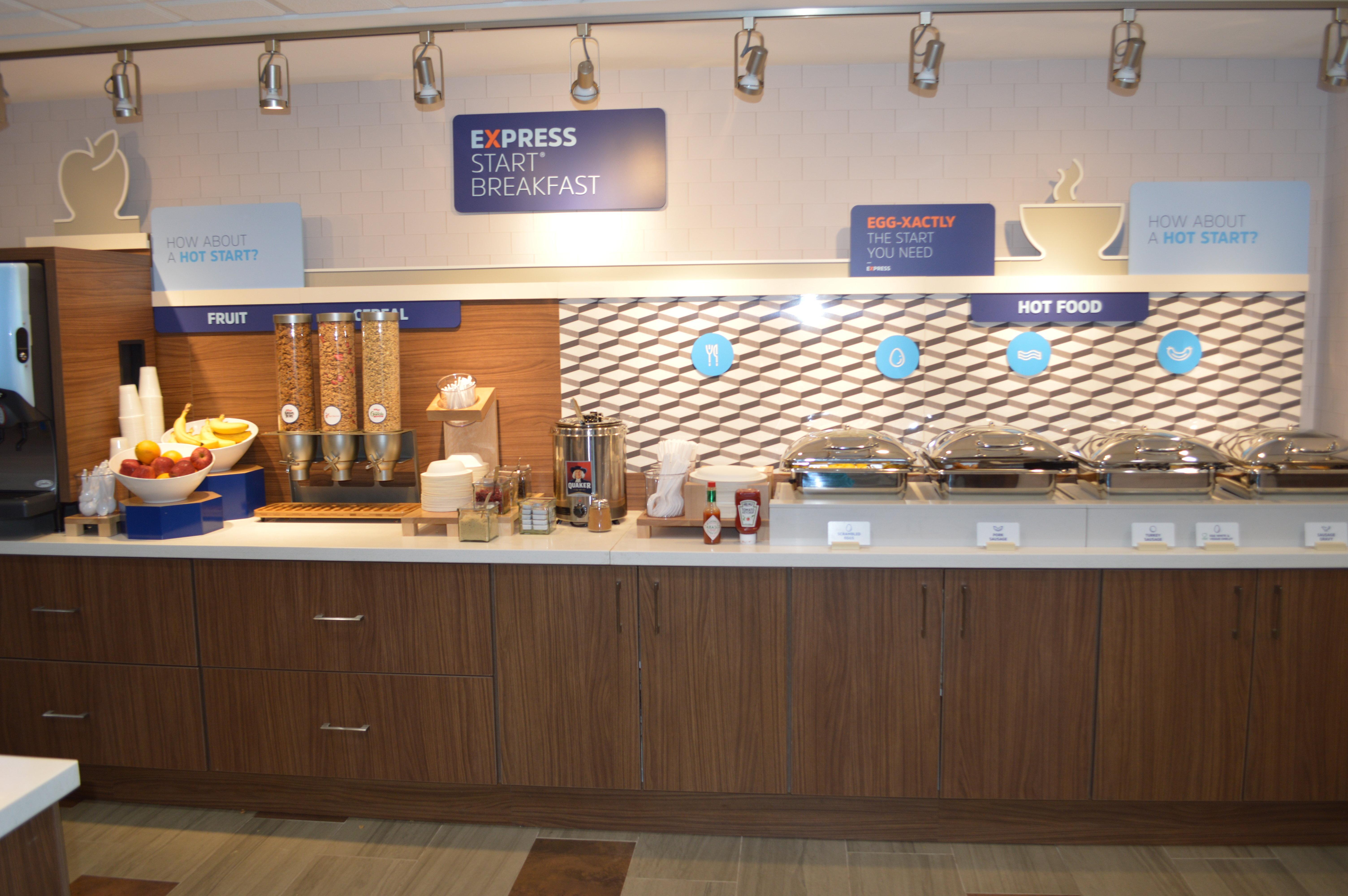 Holiday Inn Express Hotel & Suites Bismarck By Ihg Exterior foto