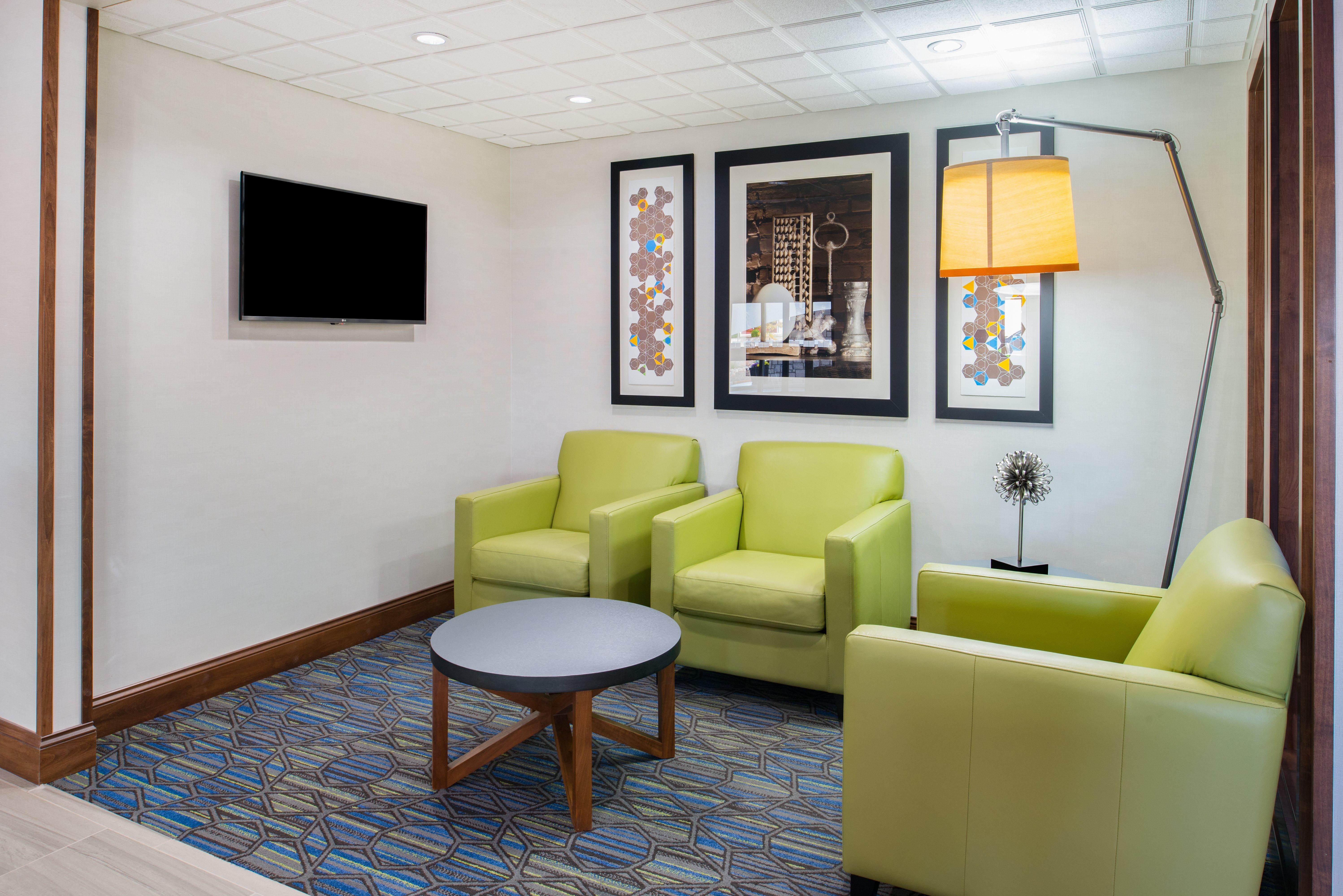 Holiday Inn Express Hotel & Suites Bismarck By Ihg Exterior foto