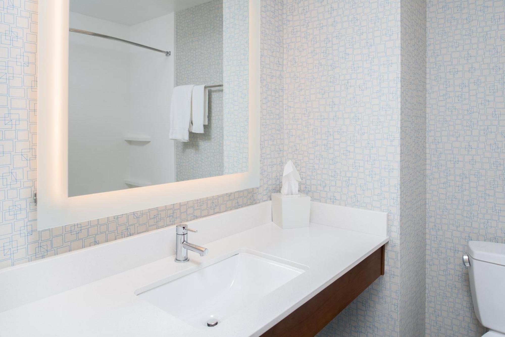 Holiday Inn Express Hotel & Suites Bismarck By Ihg Exterior foto
