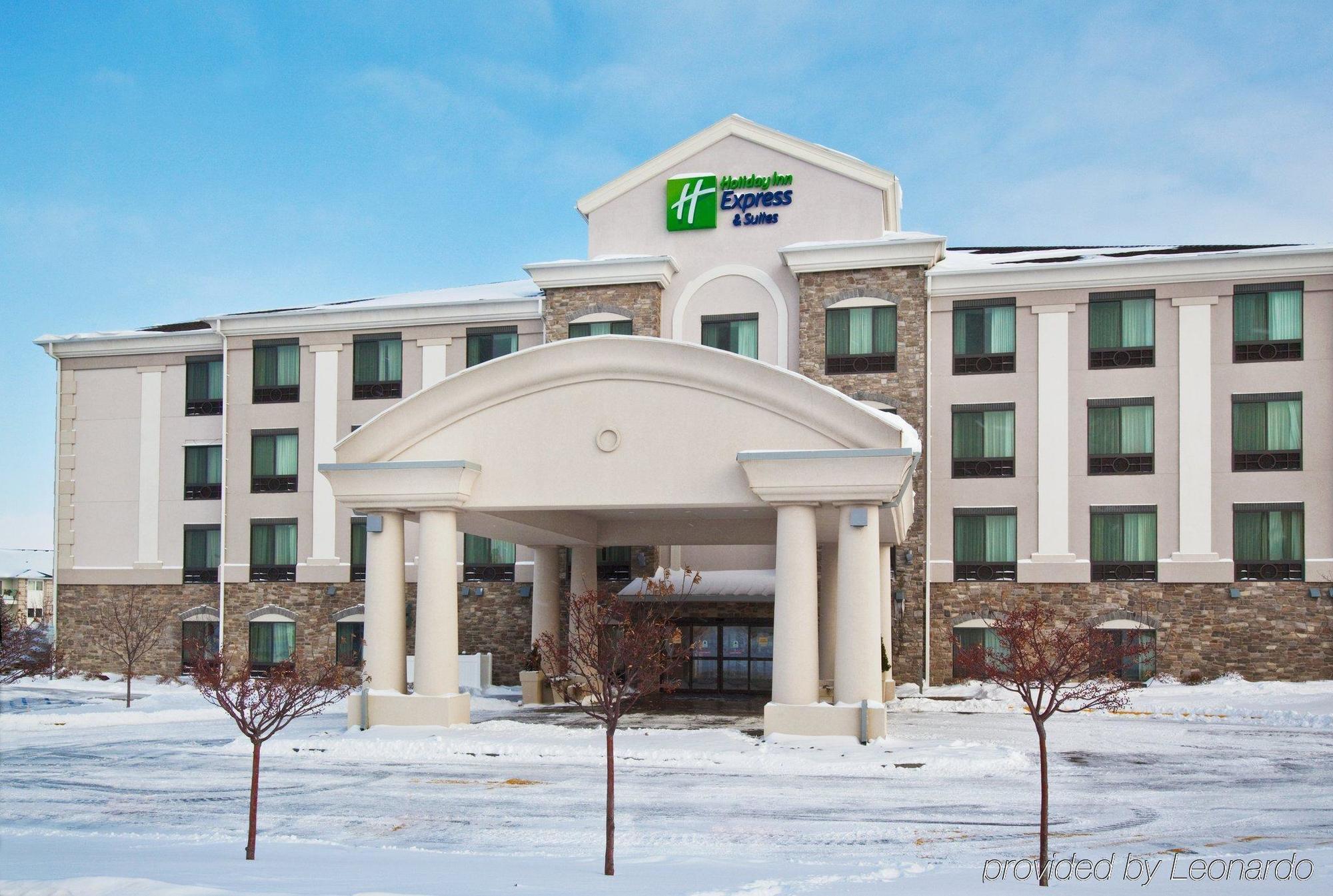 Holiday Inn Express Hotel & Suites Bismarck By Ihg Exterior foto