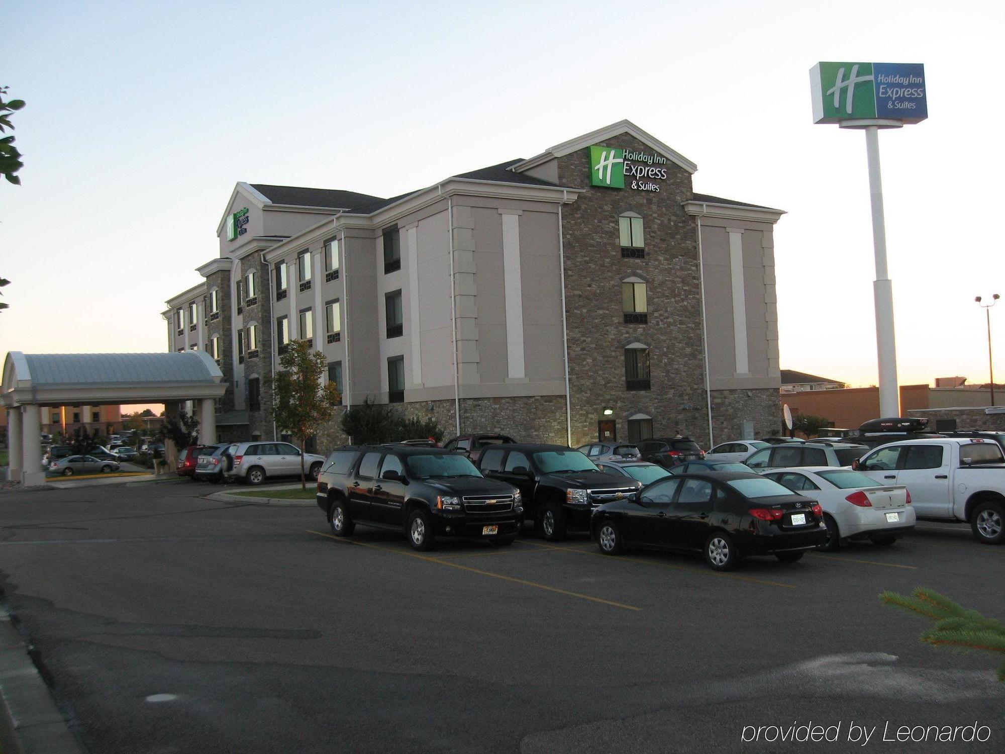 Holiday Inn Express Hotel & Suites Bismarck By Ihg Exterior foto